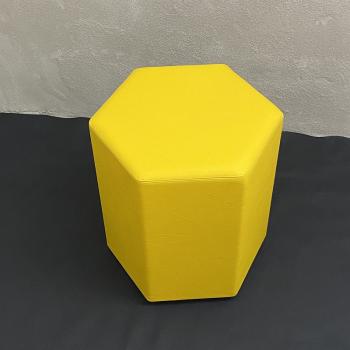 gelber sechseckiger Hocker.